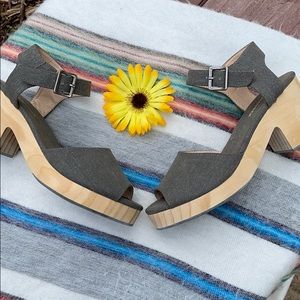 🌺 Kelsi Dagger; Gray Wooden Sandals w/Cushion 8.5
